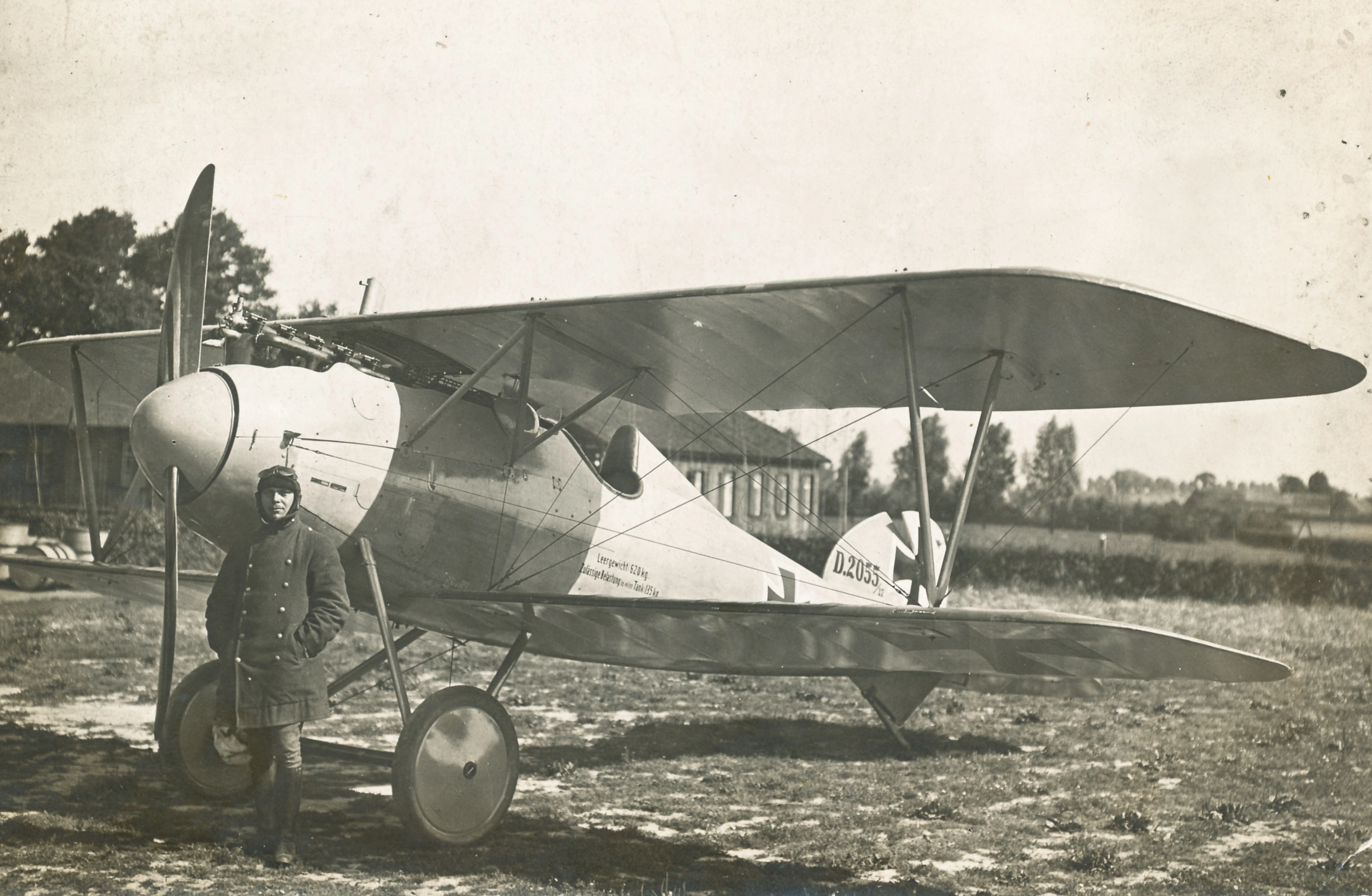Deutsches Albatros-Jagdflugzeug mit Pilot davor
