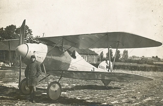 Deutsches Albatros-Jagdflugzeug mit Pilot davor