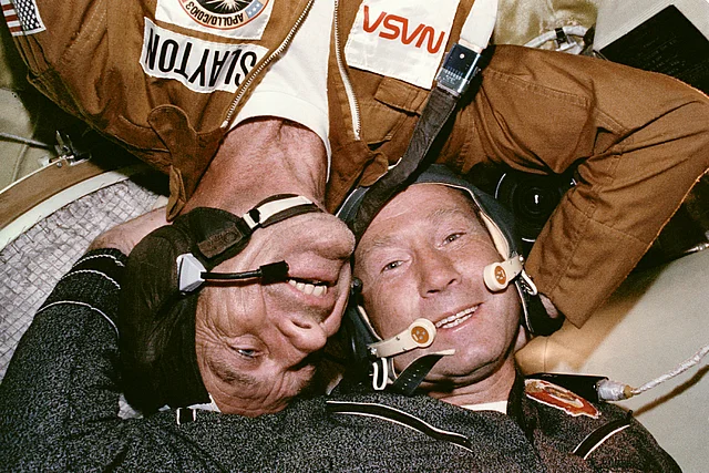 Der Astronaut Donald K. "Deke" Slayton und der Kosmonaut Alexey Archipowitsch Leonow im Erdorbit - Juli 1975.