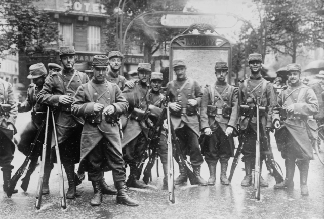 1914 - Französische Infanteristen in Paris