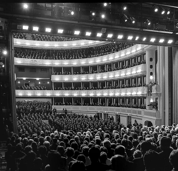 Blick von der, ebenso mit Gästen gefüllten Bühne in den Zuschauerraum der Wiener Staatsoper.