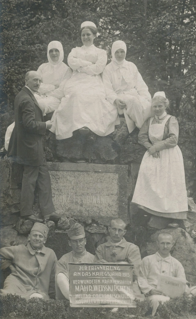 Gruppenbild - Arzt - Schwestern - Verwundete - Mährisch Weisskirchen 1915