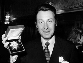 Peter Alexander mit dem goldenen Verdienstzeichen der Stadt Wien, 1971