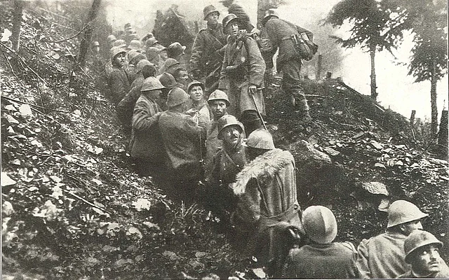 Gefangene Italiener und k. u. k. Sturmturppen