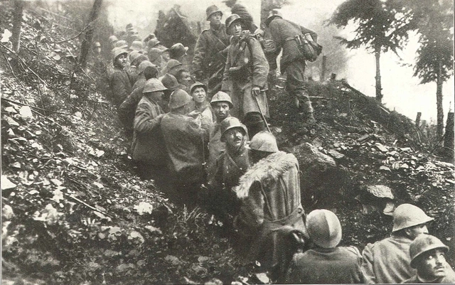 Gefangene Italiener und k. u. k. Sturmturppen