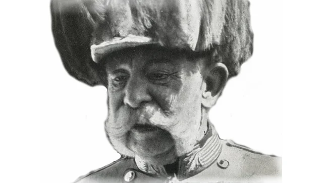 Freigestelltes Portraitfoto (fast nur Kopf) des alten Kaisers in Uniform mit Bart und Federhut