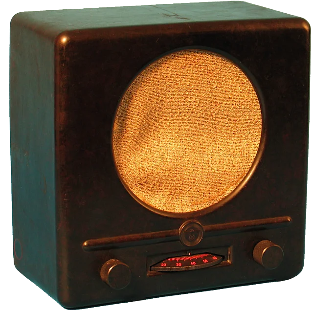 Ein Radio aus der NS-Zeit. Ein sogenannter "Volksempfänger". Quadratischer dunkelbrauner Bakelitradio mit großem rundem Lautsprecherloch mit hellem Stoff.