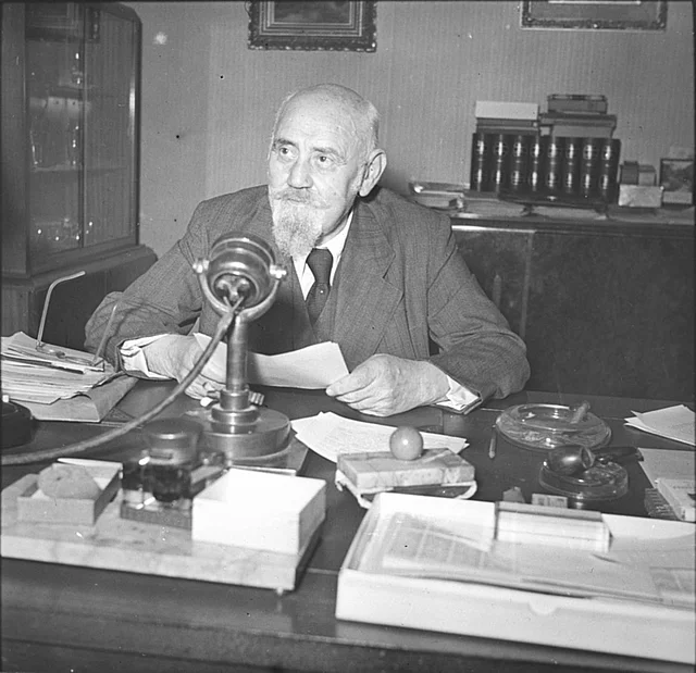Karl Renner spricht im Radio