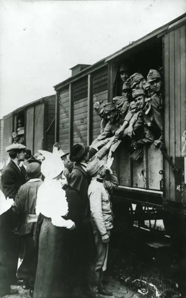 Verladung von Truppen am Bahnhof - Abschied von Zivilisten
