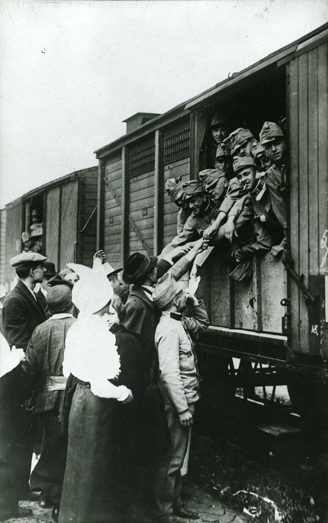 Verladung von Truppen am Bahnhof - Abschied von Zivilisten