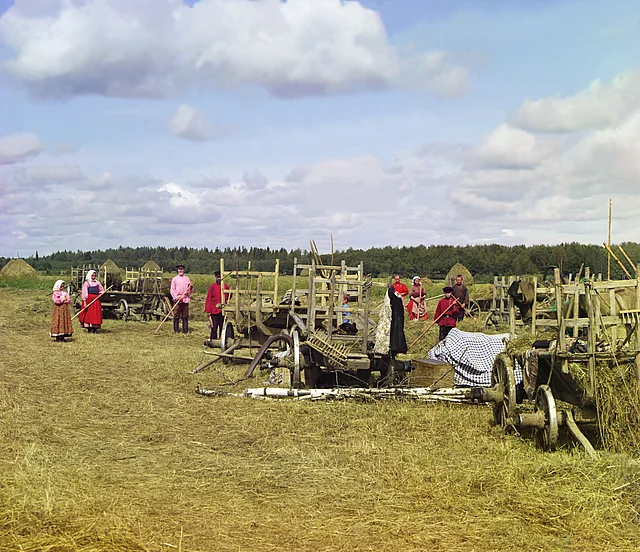 Russiche Bauern bei der Heuernte. Eine der wunderbaren frühen Farbaufnahmen des russischen Pioniers der Farbfotografie Sergei Mikhailovich Prokudin-Gorskii aus dem Jahr 1909.