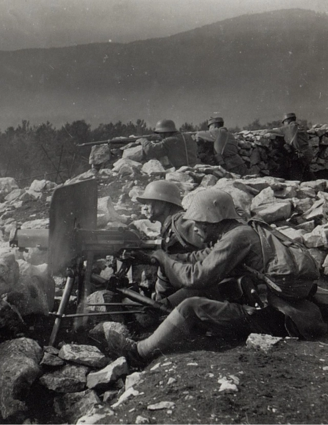 Österreich-ungarisches schweres Maschinengewehr am Isonzo