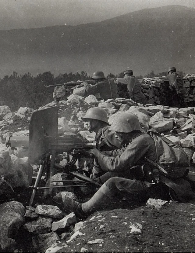 Österreich-ungarisches schweres Maschinengewehr am Isonzo
