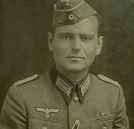 Portrait eines Wehrmachtoffiziers, Ehemanns und Familienvaters. Brustbild in Uniform mit Schiffchen als Kopfbedeckung
