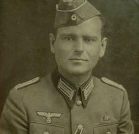 Portrait eines Wehrmachtoffiziers, Ehemanns und Familienvaters. Brustbild in Uniform mit Schiffchen als Kopfbedeckung