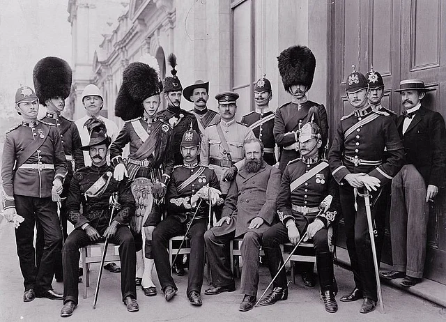 Britische Offiziere von verschiedenen Truppenteilen und verschiedenen Regimentern im Jahre 1901.