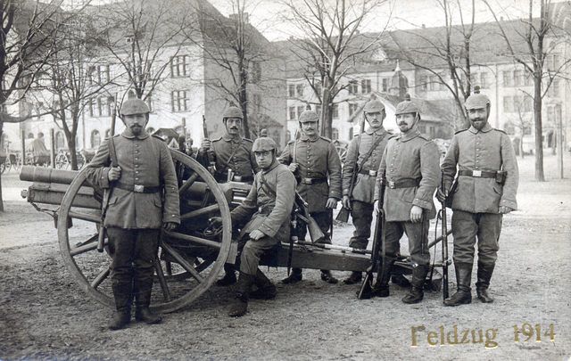 Deutsches 77mm Feldgeschütz mit Mannschaft