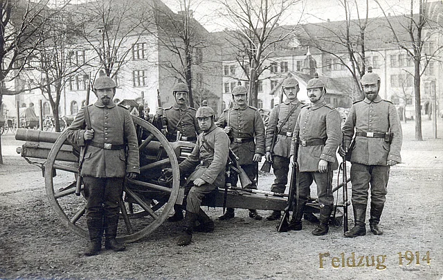 Deutsches 77mm Feldgeschütz mit Mannschaft