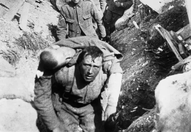Ein Verwundeter britischer Soldat wird geborgen