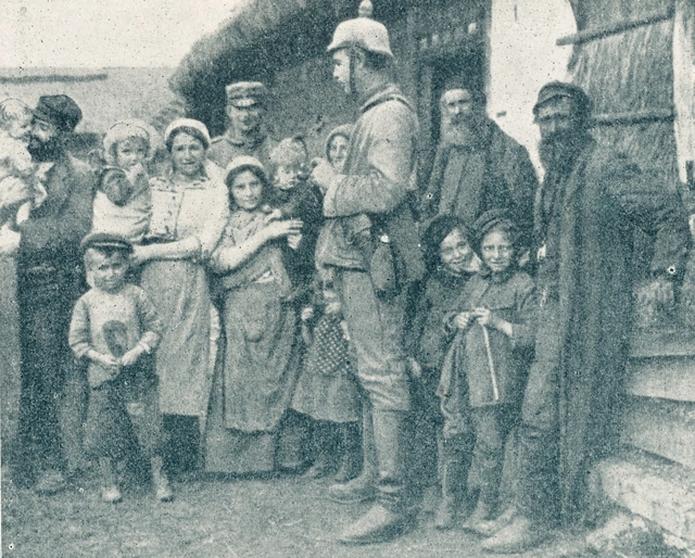 Deutsche Soldaten und jüdische Zivilisten an der Ostfront