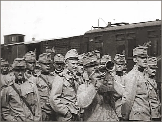 Infanteristen vor der Verladung am Bahnhof