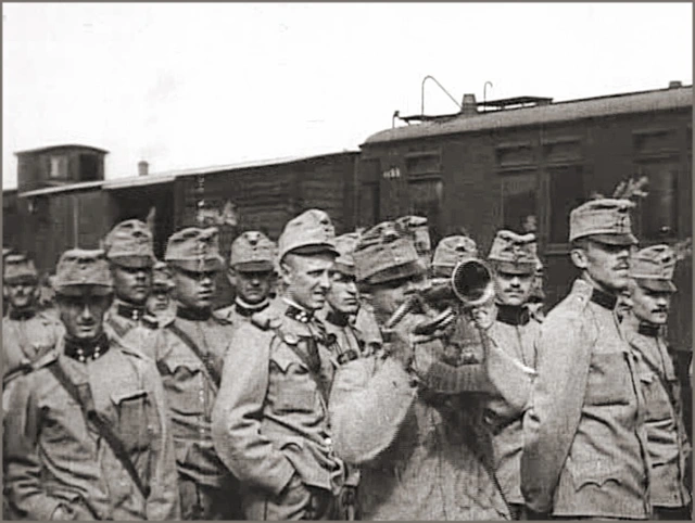 Infanteristen vor der Verladung am Bahnhof