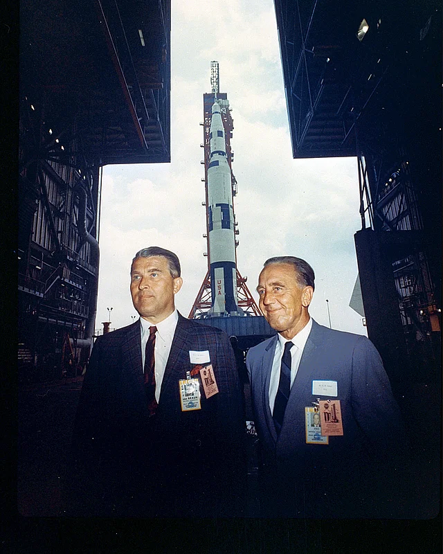 26. Mai 1966 - Dr. Werner Von Braun und Dr. Kurt Debus, Direktor des Kennedy Space Center, beim "Rollout" einer Saturn V Rakete.