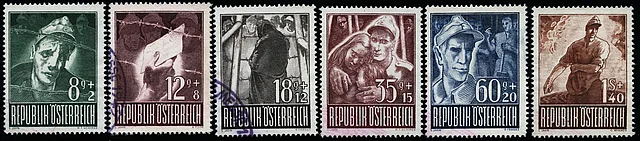 Briefmarken-Serie Kriegsgefangene. Erdfarbene Briefmarken mit Motiven heimkehrender Soldaten.