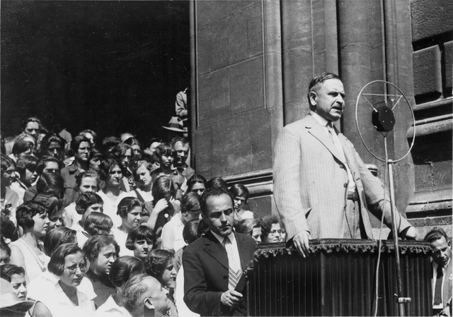 Otto Bauer spricht in ein Mikrofon