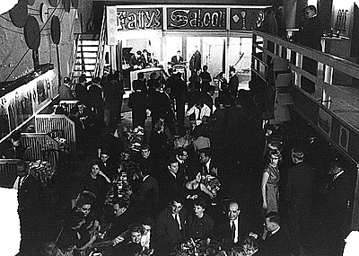 Fatty George eröffnete im Oktober 1958 seinen Jazz-Club "Fatty's Saloon" am Petersplatz in der Wiener Innenstadt. Wien, Oktober 1958. Blick von oben auf an Tischen sitzenden Gäste. Im Hintergrund, über der Tür, steht "Fatty`s Saloon".