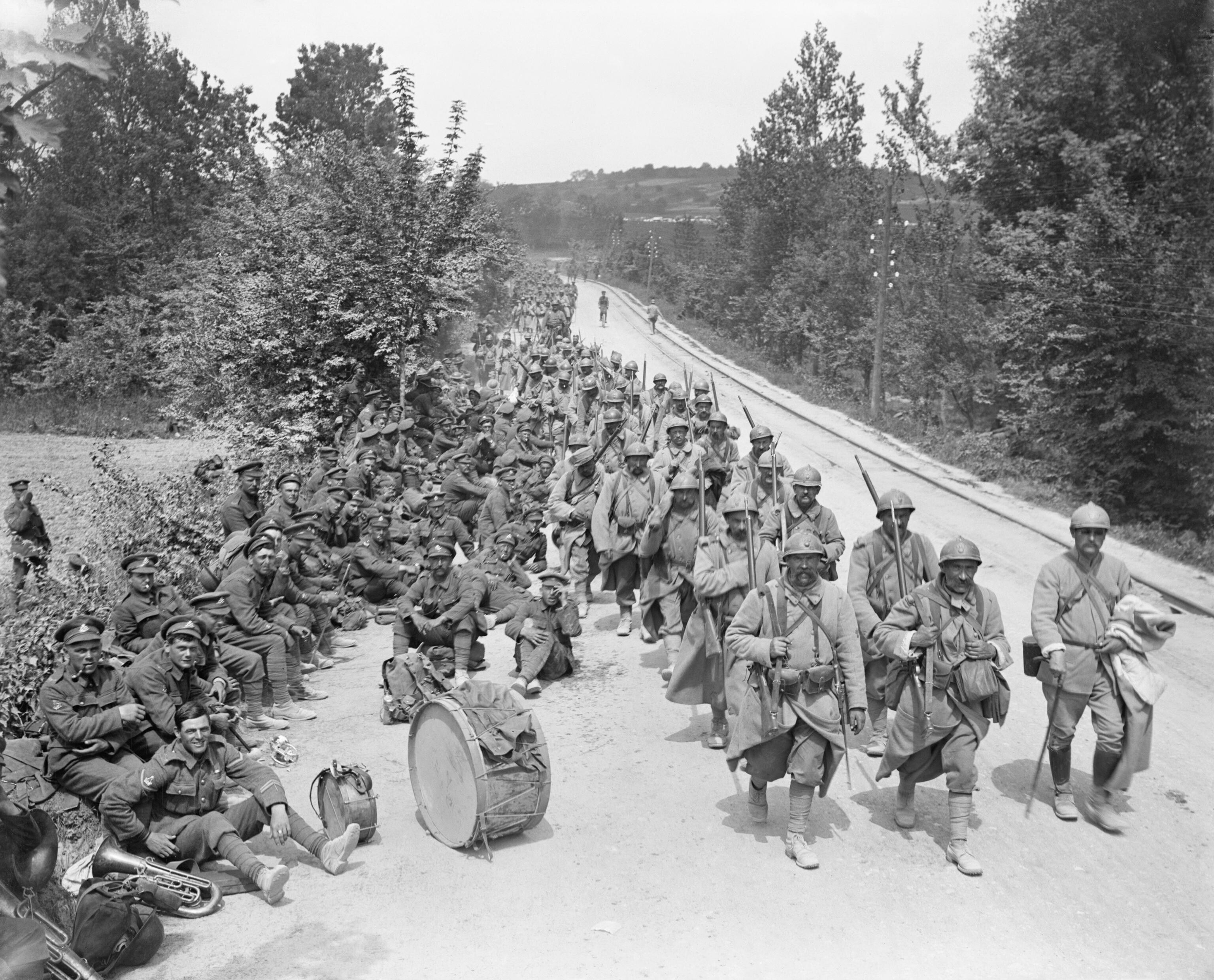 Französische Infanterie und britische Kapelle.