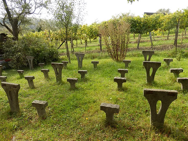 <p>Der Garten des ehemaligen Heurigen "Riecke-Humbs", 2014. "Humbs-Wetter" nannten Stammgäste laue Abende zum Sitzen im Freien.</p>