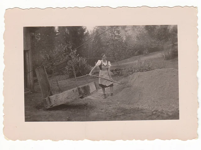 Ursula W. beim Sandschaufeln, 1950er Jahre