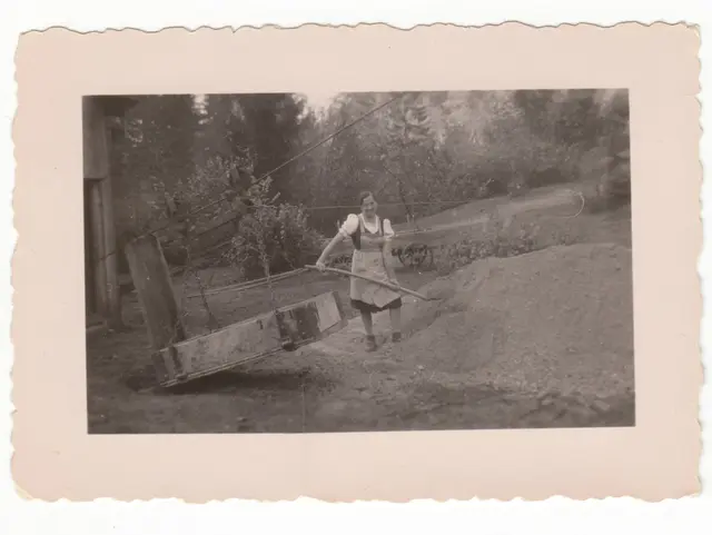 Ursula W. beim Sandschaufeln, 1950er Jahre