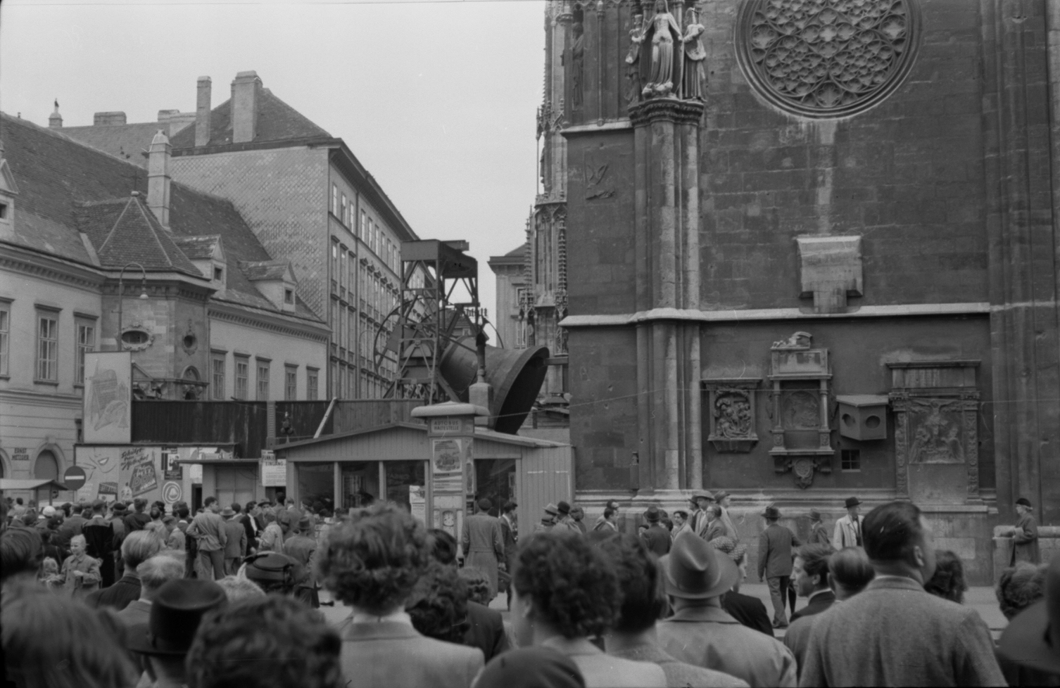 Menschenmenge neben dem Stephansdom beim Gerüst auf dem die Glocke läutet.