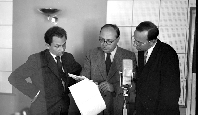 Die drei  im Radiostudio von Rot-Weiß-Rot stehend.