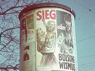 Sieg oder Bolschewismus ist der Titel des zweigeteilten Plakats. Links Die deutsche Mutter mit fröhlichem Kind, rechts der russische Mann oder Soldat und hungernde Personen