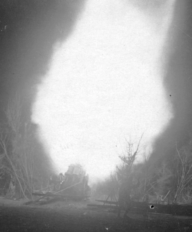 30,5 cm Skodamörser feuert in der Nacht