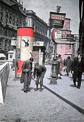 Gleicher Blick über den Graben wie am vorherigen Bild, nur ist her die Pestsäule verschalt und trägt ein Hakenkreuz.