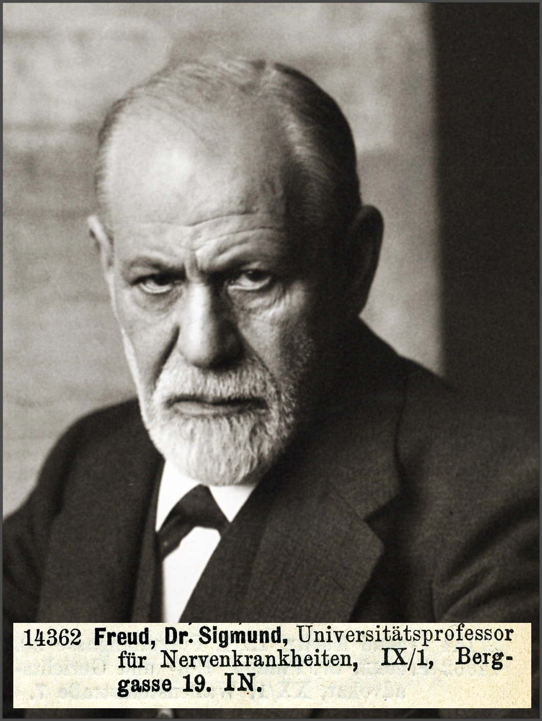Foto von Sigmund Freud (Foto: Ferdinand Schmutzer), 1926, und Eintragung in Telefonbuch