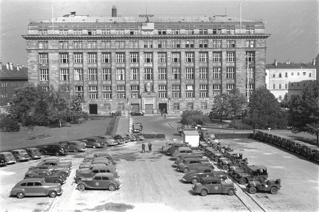 Die Nationalbank mit großem Parkplatz für Militärfahrzeuge vor dem Gebäude.