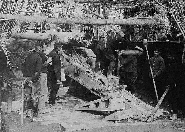  Französisches 155 mm Geschütz wird geladen 