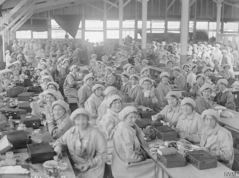 Arbeiterinnen in einer Waffenfabrik in Großbritannien 1918