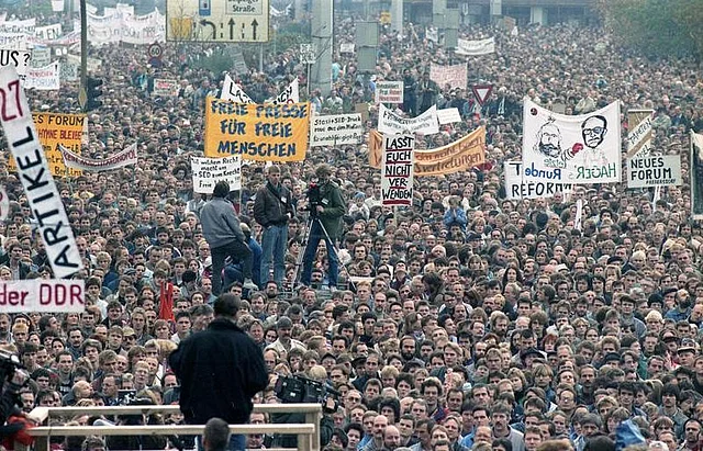 <p>Demonstration am Alexanderplatz, 4. 11. 1989</p>