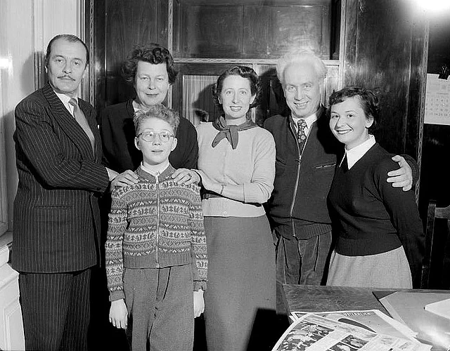 Gruppenfoto also quasi ein Familienfoto der Schauspieler.