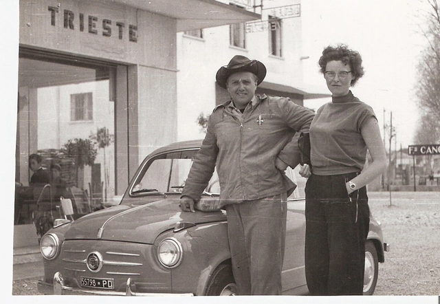 <p>Erika Rosenberger vor ihrer Führerscheinprüfung beim Autostoppen in Italien</p>
