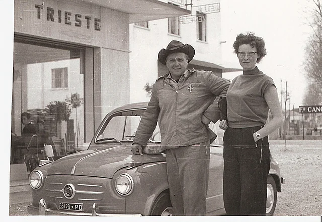 <p>Erika Rosenberger vor ihrer Führerscheinprüfung beim Autostoppen in Italien</p>