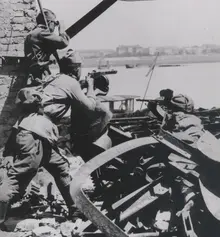 Zwei Rotarmisten bei Kämpfen irgendwo an einer Donaubrücke.