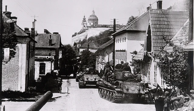Schraße in Melk. Im Hintergrund das Stift, vorne der fahrende Panzer.