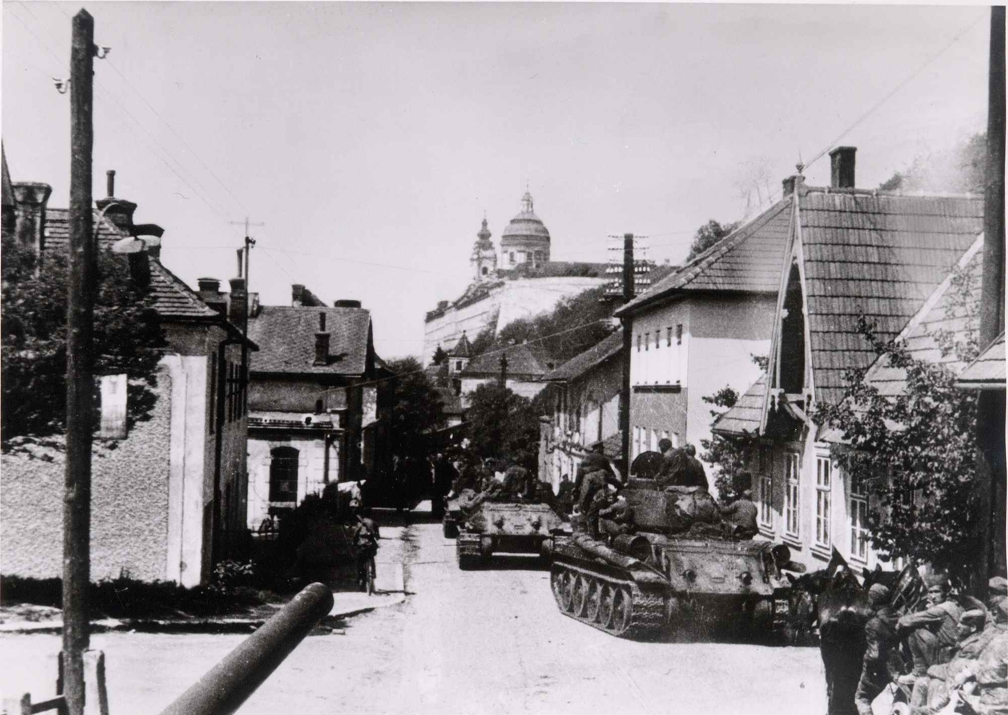 Schraße in Melk. Im Hintergrund das Stift, vorne der fahrende Panzer.